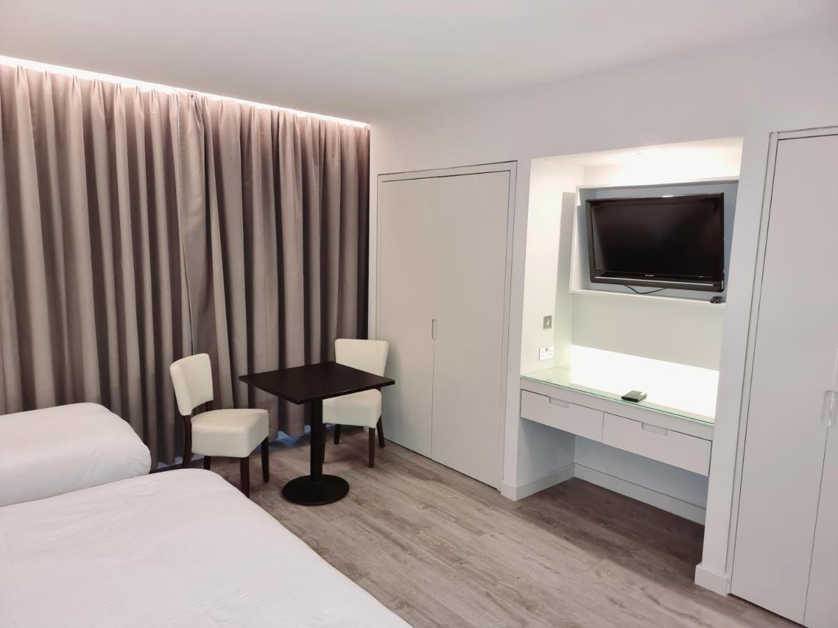 Axiom Park Hotel London Exterior photo