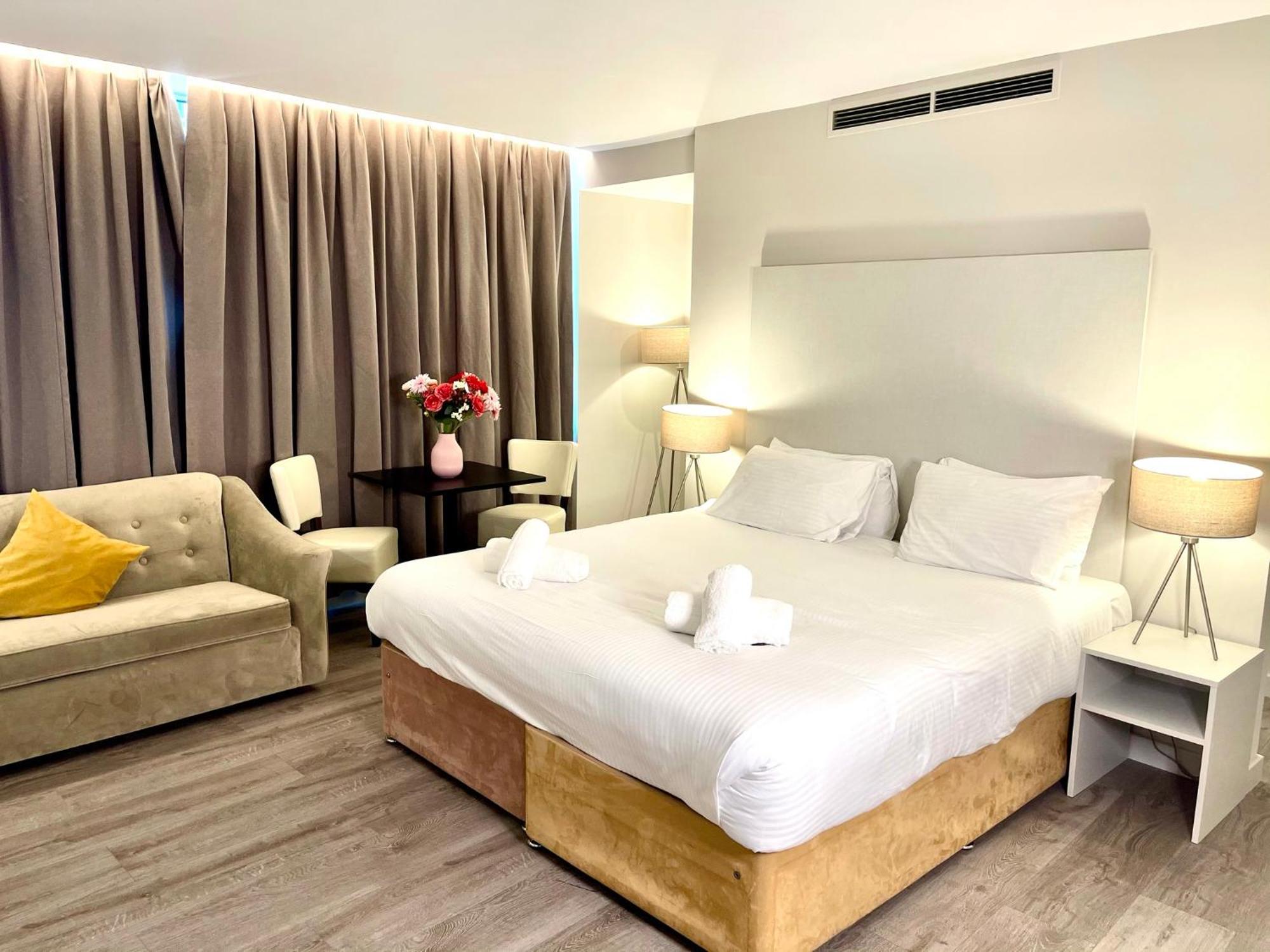Axiom Park Hotel London Exterior photo
