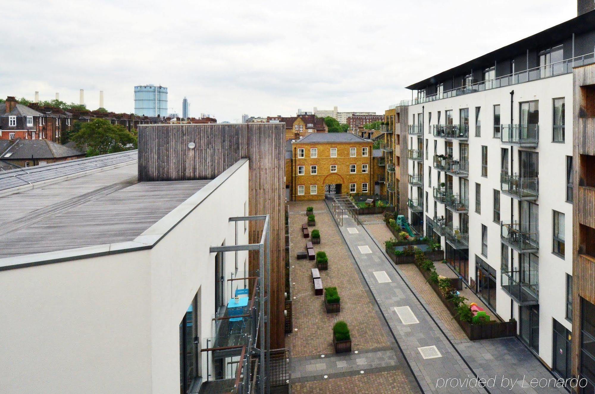 Axiom Park Hotel London Exterior photo