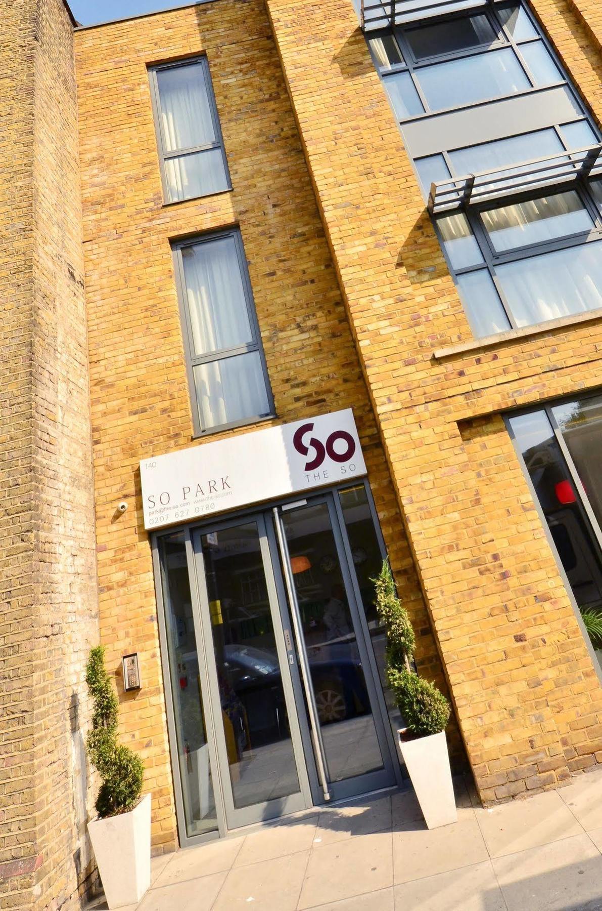 Axiom Park Hotel London Exterior photo