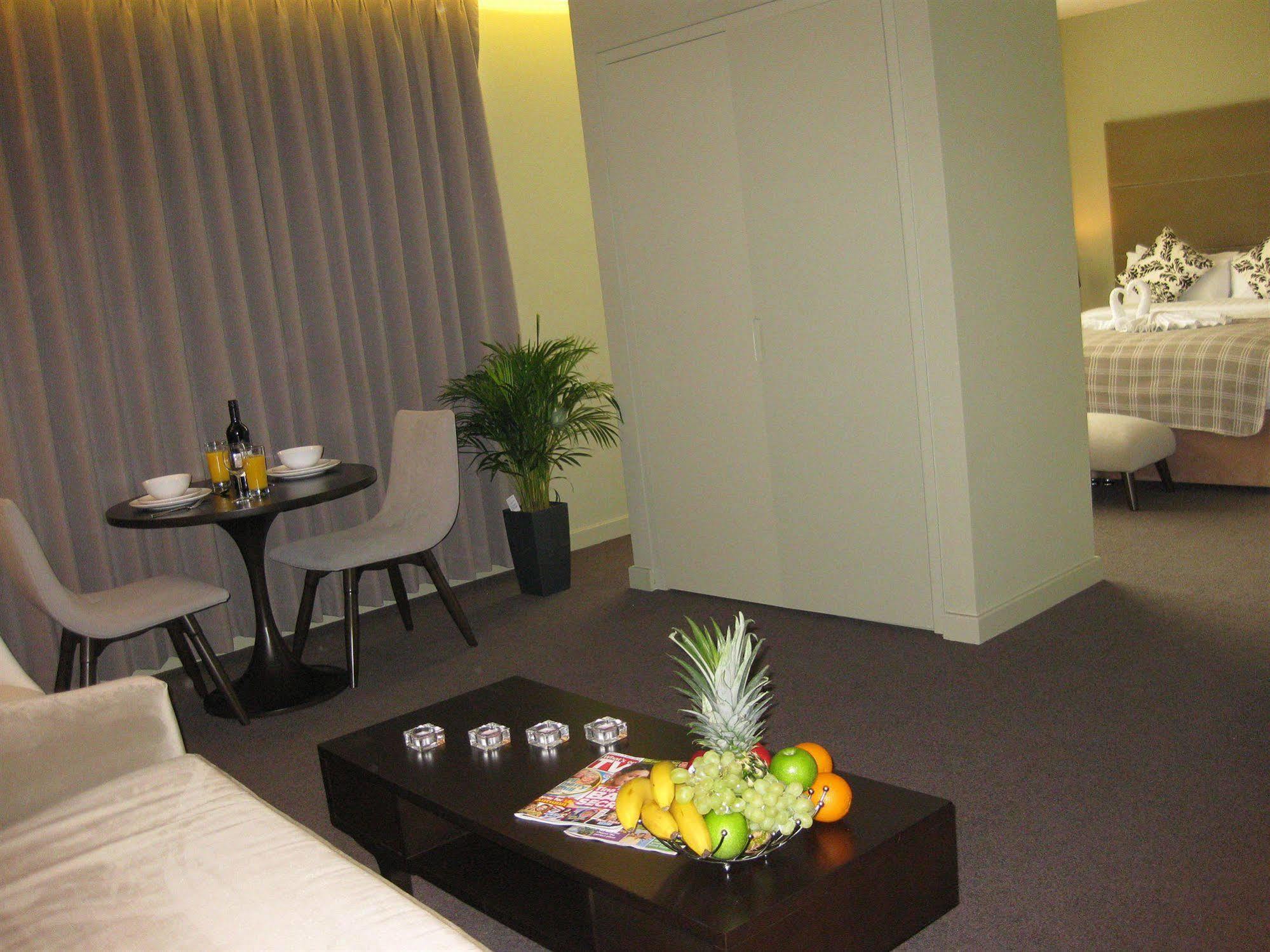 Axiom Park Hotel London Exterior photo