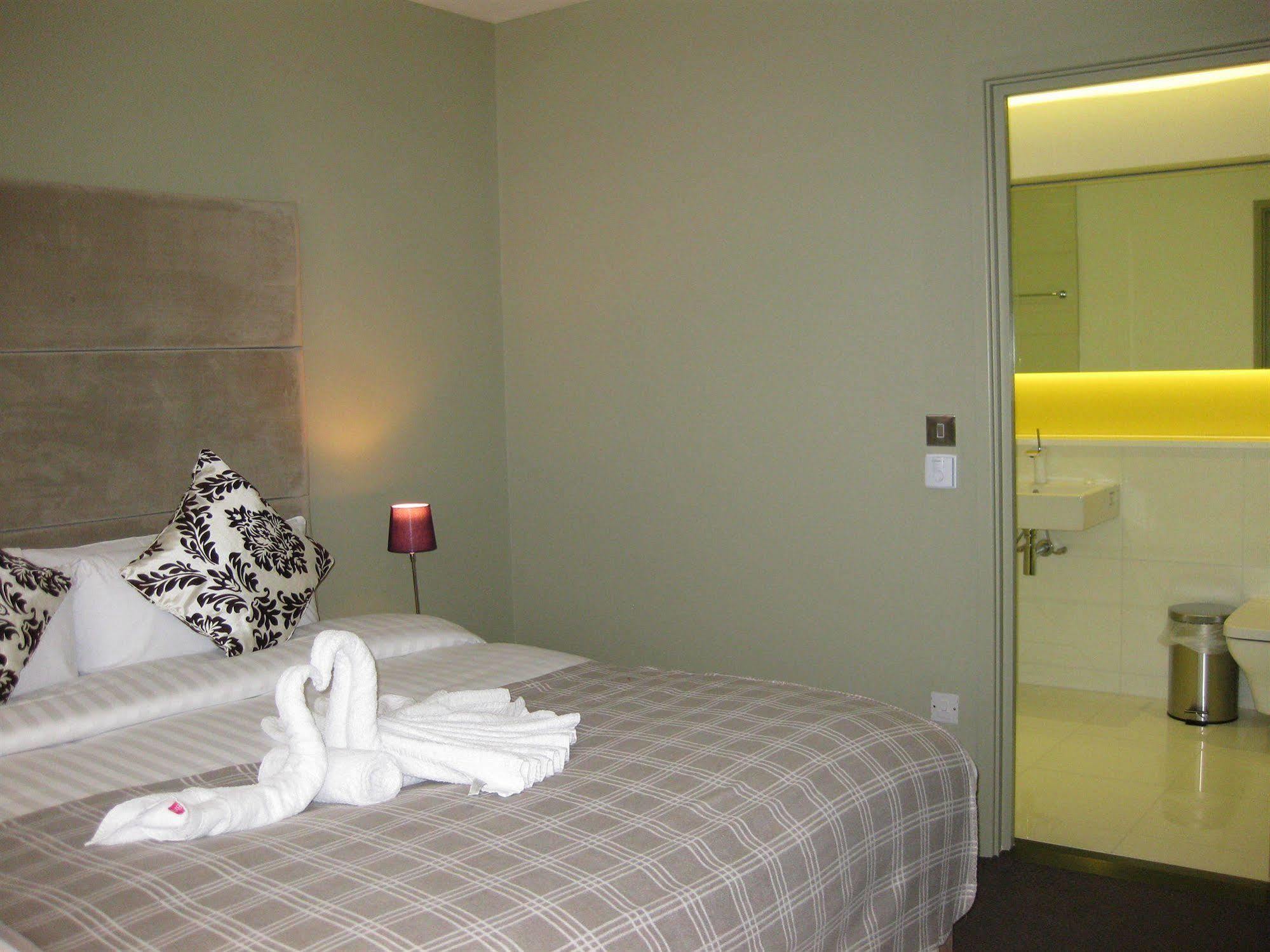 Axiom Park Hotel London Exterior photo